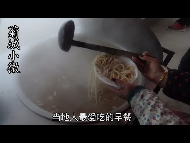 河南农村特色盆面条,3元一碗顾客吃3碗是标配,大姐一上午卖10来盆